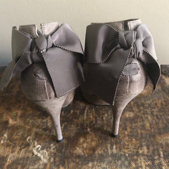 Vera Wang Royce Tan Peep Toe bow heels booties 6m - Picture 6 of 14
